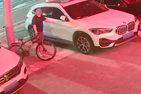 拉车门“拆盲盒”能赚钱？民警：你想多了！图片