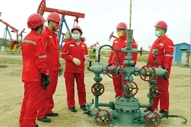 二十大代表在基层 | 尤立红代表回到岗位与同事分享体会—— “咱石油工人要当排头兵”图片