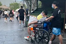 王思聪坐轮椅逛游乐园引热议！跷二郎腿被人推着走，身边美女环绕图片