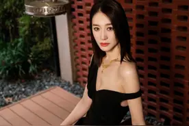 46岁李小冉近照曝光，穿露肩长裙姿态优雅，身材纤瘦皮肤白皙图片