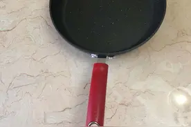 不粘锅的涂层脱落还能使用吗？不粘锅使用要注意哪些，看完就懂了图片