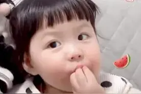 可爱搞笑的表情包：乖乖吃瓜不惹事图片