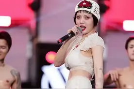 泫雅泰国泼水节衣着火辣被骂？和金晓钟分手后，妆造越来越奇怪图片