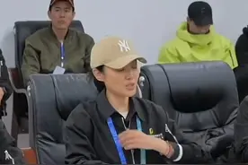 周涛任安徽省运会总导演！素颜开会气场十足，离开央视6年忙不停图片