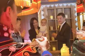 李亚鹏回凉山宴请岳父家，不停擦汗满脸尴尬，与王菲在一起差别大图片