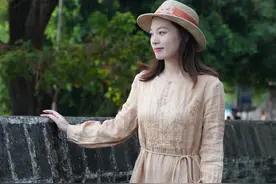 一条浅色棉麻长裙，让40岁女人轻松穿出好气质图片