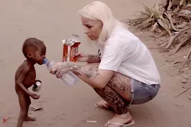 当年，非洲濒临渴死的“讨水男孩”，时隔8年过去，如今过的怎样图片