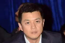 李亚鹏为还债拉娇妻带货，直播间认大哥，网友嘲讽99元茶叶不能喝图片
