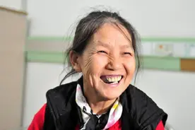 “拾荒妈妈”收养了30多个弃婴，大多断绝关系，只有6人知恩图报图片