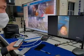 高速公路上惊现“跳舞男孩”！民警：我都捏了把汗……图片