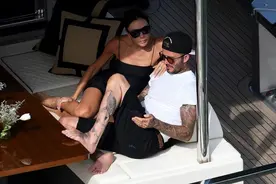 惬意！小贝带全家出海，4000万游艇全貌曝光，贝嫂躺甲板日光浴图片