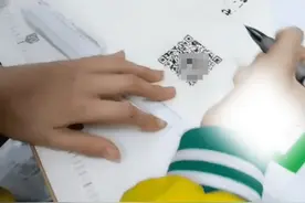 10岁女孩花半小时手绘付款码，妈妈：能扫出来，还给我转了2块钱图片