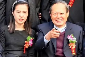 杨振宁疑摔倒住院，46岁翁帆陪护，岳母也来探望，遗产却给了子女图片