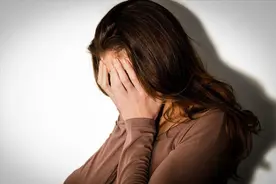 丈夫每晚要做4.5次，还要求高难度姿势!妻子不堪忍受终于反抗！图片