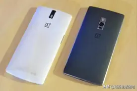 将手机放在桌子上时，请保持屏幕向下图片