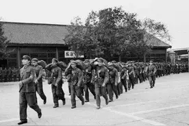 当年在部队，连队干部每年都有接兵和送兵任务，冰火两重天图片