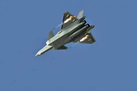 歼20罕见发射导弹：霹雳-15和霹雳-10，是其进攻和防御的“利刃”图片