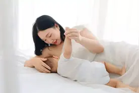 8岁小学生一天三顿母乳断不了，妈妈无奈求助医院，医生：没法治图片