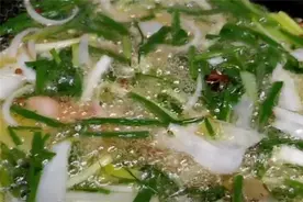 饭店的葱油如何熬制的？终于明白厨师炒菜为什么香了，拌啥都好吃图片