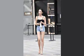 夏季出门要清凉一些，搭配牛仔短裤还是短裙，要怎么挑选呢？图片