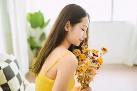 女人和你开这种玩笑，多半是在“暗示”喜欢你图片