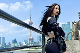 克拉拉不愧是韩国好身材，身形不看脸都迷人，穿运动装也有曲线感图片