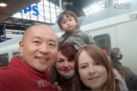 其乐融融的大家庭，为何阿光前妻与现任妻子孩子们关系处理这么好图片