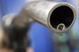 这就离谱，美国警察电话办公尽可能避免现场出警，理由是“省油”图片