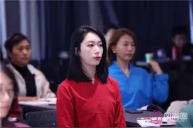 礼仪培训师：胸针的戴法有什么要求吗？图片