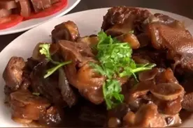 山东农民斥巨资养鸵鸟，一只重达300斤，自信全城独一份图片