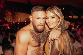 不愧是全球收入最高体育明星，UFC康纳设豪华派对，美女环绕图片