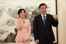 51岁李英爱太美了，穿浅粉色套裙体面又贵气，生俩娃还嫩得像少女图片