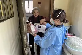 牛奶、面包、午餐肉……523位独居老人收到爱心礼包图片