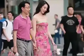 中石油某董事长与情妇逛街被拍，女方私密照被扒，身材苗条很年轻图片