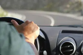 驾驶员从业资格证过期 保险公司不免责图片