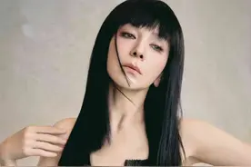 54岁王琳穿黑色婚纱出席晚宴！这套更惊艳，身材比20岁小姑娘还好图片