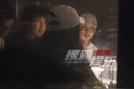 宋佳携男友深夜聚餐，席间上演深情“望夫眼”，黄少峰甘当小跟班图片