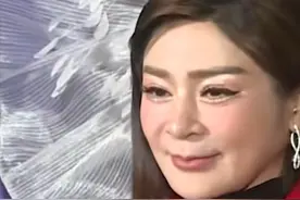 57岁王彩桦现身婚礼，一脸的科技活，被台媒嘲像“三星堆面具”图片