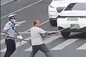 好样的！成都铲子哥助辅警制服持刀男子图片