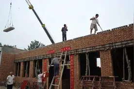农村自建房，屋顶：用楼板，真的能住50年吗？网友说：不抗震图片