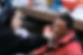 残疾男子在水果摊前崩溃跪地打滚，路人暖心为他擦脸，知情人：他没生意就开始崩溃了，在上海有房有门面图片