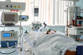 2018年上海大爷遭卡车碾压，医生告知生还渺茫，儿：绝不放弃治疗图片