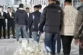 新人结婚新郎40余名好友组团唱歌送祝福，台上站满了人，拍摄者：新郎人很实在爱帮助人图片