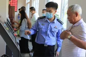 没驾照的60岁以上老年人，可以驾驶2种电动车，出门难题有解图片