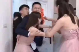 有意还是无意？河南一新郎玩游戏时，慌乱之中抱着伴娘一阵狂吻图片