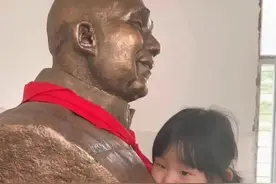 3岁女儿含泪拥抱爸爸雕像让人破防：这世界，总有些人在默默奉献图片