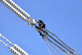 徒手攀登云中漫步、高压线上作业，他们是“电网蜘蛛侠”！图片