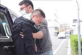 蔡磊近况：全身肌肉已萎缩，随时会摔倒！只因没用中医遭网友吐槽图片