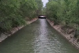 库尔勒市红色旅游基地之十八团大渠纪念碑图片