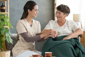 娘家寄的东西被婆婆送给大儿媳，小儿媳怒：一月给3千还吃里扒外图片